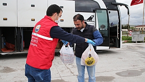 GÖLBAŞI BELEDİYESİ YOLDA KALAN ŞOFÖRÜ YALNIZ BIRAKMADI