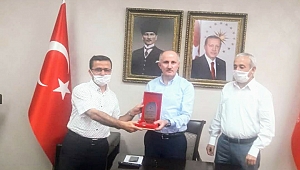 İstanbul Üniversitesi Siyasal Mezunlarından Vali Fahri Meral’e Teşekkür Plaketi