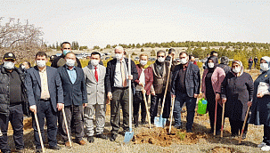AK Parti İl Başkanı Abidin Çağlayan 21-26 Mart Dünya Orman Haftası neden Karaman Valiliğinin Düzenlediği 2021 Yunus Emre ve Türkçe yılı Hatıra Ormanı oluşturma fidan dikimi törenine katıldı.