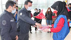 KARAMAN GENÇLİK MERKEZİNDEN POLİSE YAŞ PASTALI KUTLAMA