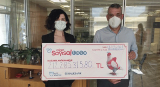 Çılgın Sayısal Loto’dan 212.285.315 TL’lik rekor ikramiye kazanan talihli çekini teslim aldı