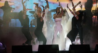 Hande Yener güzelliği ile büyüledi!