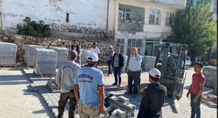 İLÇEDE PARKE TAŞI YENİLEME ÇALIŞMALARI YAPILIYOR