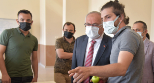 REKTÖR NAMIK AK, FİNALİST TAKIMA BAŞARILAR DİLEDİ
