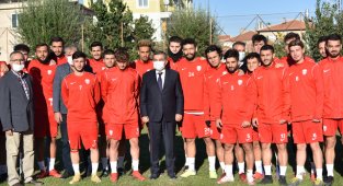 Vali Işık’tan Futbol Takımına Sürpriz Ziyaret