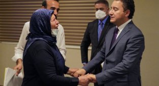 Ali Babacan, Emine Şenyaşar ve Ferit Şenyaşar’la görüştü