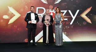 ÖZLEM YILDIZ ELİNDEN BELMA DÖNERTAŞ’A ÖDÜL
