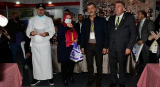 BAYBURTLU KADINLAR İSTANBUL’DA YEMEKLERİYLE YARIŞTILAR AYVAZ ŞEF’ten ALTINLARI KAPTILAR