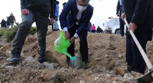 BELEDİYE BAŞKANI SAVAŞ KALAYCI FİDAN DİKME TÖRENİNE KATILDI