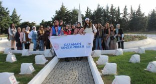 KARAMANLI GENÇLERDEN KAHRAMAN DEDELERİNE ZİYARET
