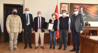 KMÜ’NÜN İHTİSASLAŞMA BERATI REKTÖR NAMIK AK’A TAKDİM EDİLDİ