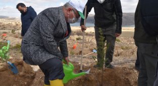 REKTÖR NAMIK AK, FİDAN DİKİMİ ETKİNLİĞİNE KATILDI