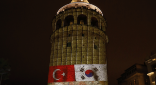 TÜRKİYE VE KORE’NİN KARDEŞLİK HİKAYESİ GALATA KULESİNE YANSITILDI!