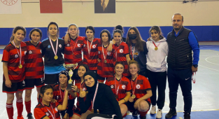 GENÇ KIZLAR FUTSALDA ŞAMPİYON HAKKI TEKE SPOR LİSESİ