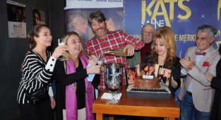 Kamuran Akkor, Kaan Erkam ve daha pek çok ünlü “Sana Bir Sır Vereceğim” isimli tiyatro oyununun galasındaydı!