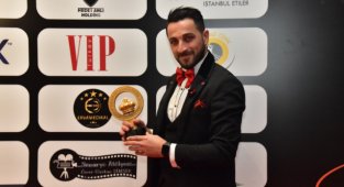 Ünlü senarist Ömer Gürkan Şimşek, 'Yılın En Başarılı Senaristi' ödülünü aldı!