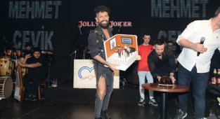 YENİ YAŞINI SAHNEDE KUTLADI