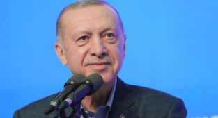 AK GENÇLİK TARİH YAZDI