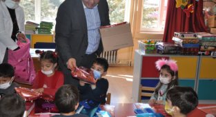 Başkan ZORLU’dan Minik ellere anlamlı karne hediyeleri