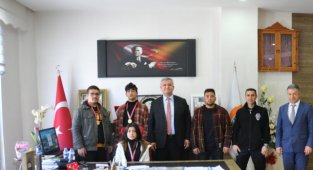 ERMENEK BELEDİYESİ GENÇLERİN YANINDA.