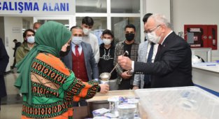 REKTÖR NAMIK AK, SINAV ÖNCESİ ÖĞRENCİLERLE BİR ARAYA GELDİ