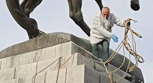 Atatürk heykeline yapılan kalleş saldırıyı kınıyoruz