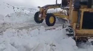 Yoğun kar yağışıyla kapanan yollar açmaya devam ediyoruz.