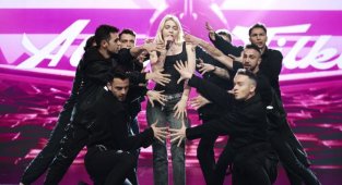 Aleyna Tilki’nin 8 danscısıyla yaptığı dans show dakikalarca alkış aldı…