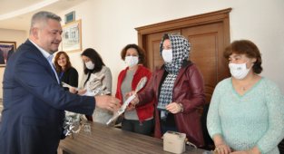 BAŞKAN ZORLU EŞİ İLE 8 MART DÜNYA KADINLAR GÜNÜNÜ KUTLADI