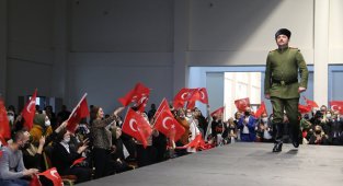 KADINLAR GÜNÜ İÇİN HAZIRLANAN DEFİLE BÜYÜK İLGİ GÖRDÜ