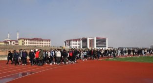 REKTÖR NAMIK AK, ÖĞRENCİLERLE BİRLİKTE SAĞLIKLI YAŞAM İÇİN YÜRÜYÜŞ YAPTI