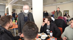 REKTÖR NAMIK AK, ÖĞRENCİLERLE BULUŞTU