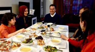 BABACAN İFTARDA BİR AİLEYE KONUK OLDU