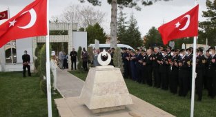 POLİS HAFTASI’NDA ŞEHİTLER KABİRLERİ BAŞINDA ANILDI