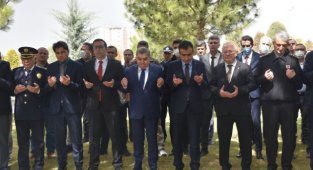 REKTÖR NAMIK AK ŞEHİTLİK ZİYARETİNE KATILDI