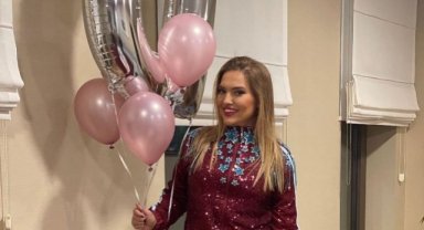 Demet Akalın, Trabzonspor taraftarlarını ''Kulüp'' şarkısıyla coşturdu…