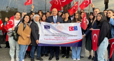 Dışişleri Bakanı Mevlüt Çavuşoğlu, Çekya’da Karamanlı Öğrencilerle Görüştü