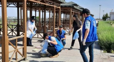 KARAMAN’DA GÖNÜLLÜ GENÇLER ÇEVRE TEMİZLİĞİ YAPTI
