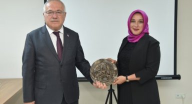 KMÜ’DE “İŞ DÜNYASINDA KADIN OLMAK” KONULU KONFERANS GERÇEKLEŞTİRİLDİ