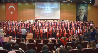 KMÜ ÖĞRENCİLERİ MEZUNİYET SEVİNCİ YAŞIYOR