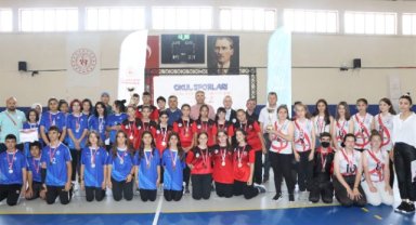 OKUL SPORLARI OTURARAK VOLEYBOL'DA KARAMAN BAŞARISI