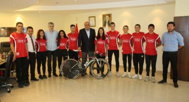 TORKULU PEDALLAR 3 HAZİRAN DÜNYA BİSİKLET GÜNÜ NEDENİYLE BAŞKAN ERKOYUNCU’YU ZİYARET ETTİ
