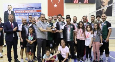 VALİ AKKOYUN, KURUMLAR ARASI VOLEYBOL TURNUVASININ FİNAL MAÇINI İZLEDİ