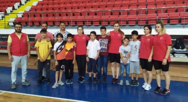 GOLBOL KADIN MİLLİ TAKIM SPORCULARI ÇOCUKLARLA BİR ARAYA GELDİ