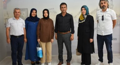 İl Müdürü Çalışkan, TÜBİTAK Fen Lisesini kazanan 15 Temmuz Şehit Muhammed Yalçın Kız İmam Hatip Ortaokulu Öğrencisi Emine Beril Arı’yı Tebrik Etti