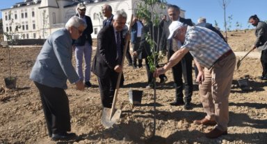 KMÜ ‘SAĞLIK ŞEHİTLERİ PARKI’NDA 1500 FİDAN TOPRAKLA BULUŞTU