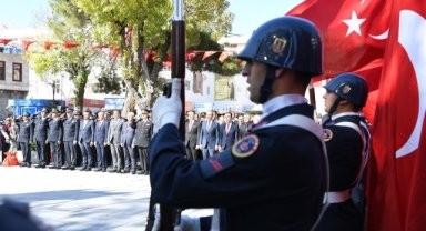 29 Ekim Cumhuriyet Bayramı'nın 99. Yıl Kutlamaları, Çelenk Koyma Töreni ile Başladı