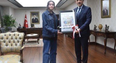 “Bir Millet İki Devlet” Uluslararası Resim Yarışması Birincisi Neslihan Eke Valimiz Sn. Tuncay Akkoyun’u Ziyaret Etti