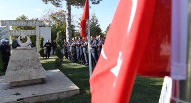 Valimiz Sn. Tuncay Akkoyun' dan Şehitliğe Ziyareti