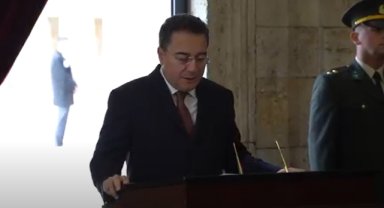 BABACAN, ANITKABİR ÖZEL DEFTERİ’Nİ İMZALADI
